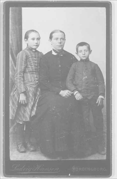 148.PNG - Frederikke, Johanne og Carl. Omkr.1893