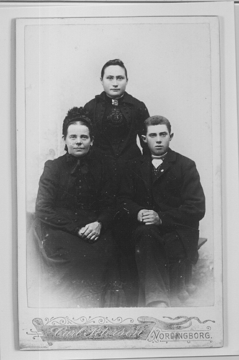 149.PNG - Johanne, Frederikke og Carl. Omkr. 1903(Gladys's Oldemor, Grandtante og Morfar)