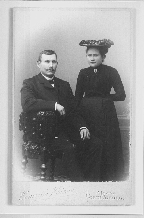 151.PNG - Ukendt 1a. (jeg tror det er Frederikke og en ukendt ung mand.)(Fotograf Henriette Kaiser Algade Vordingborg 1901-1908 )