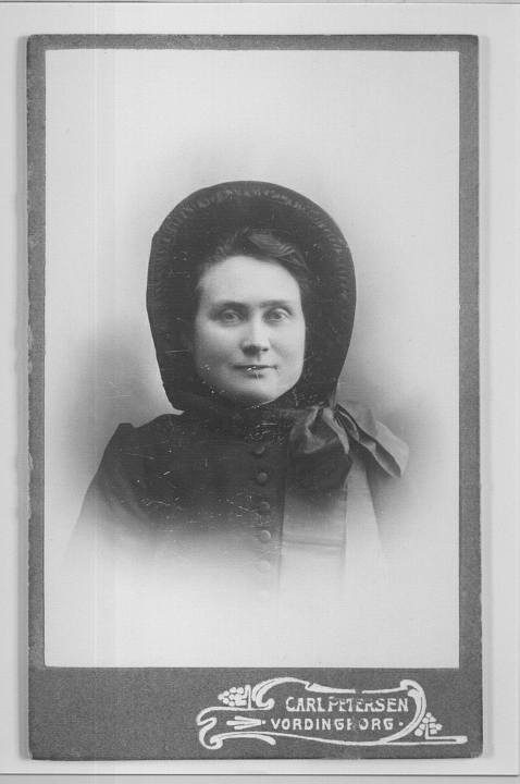 152.PNG - Frederikke (1879-    )  (Hilma's faster og Gladys's Grantante)(Fotograf: Carl Pedersen Vordingborg ) Ansl. 1915