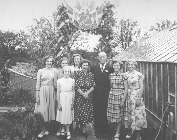 186.PNG - Bente, Elri, Ella - Gladys, Hilma, Alfred, Lissi og Birgit. 1955