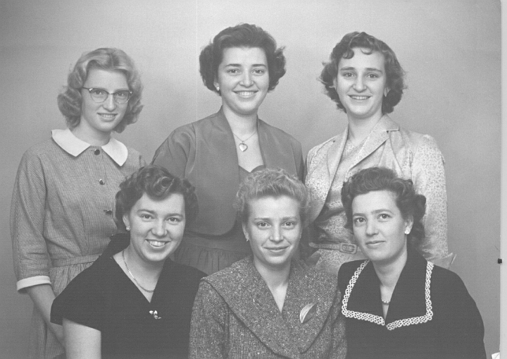 187.PNG - Gladys, Lissi, Bente - Ella, Birgit og Elri. Omkr. 1960