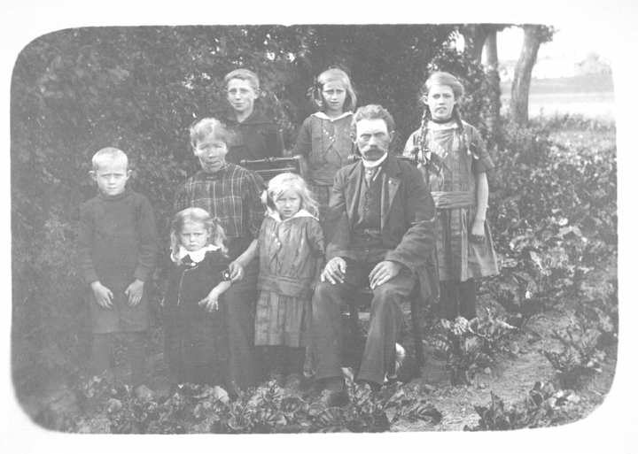 190.PNG - Carl,Hilma,Johanne-Alfred,Lykke,Sofia, Ingeløv, Karl Julius. Omkr.1918Husmandsted ved herregården Lilliendal.