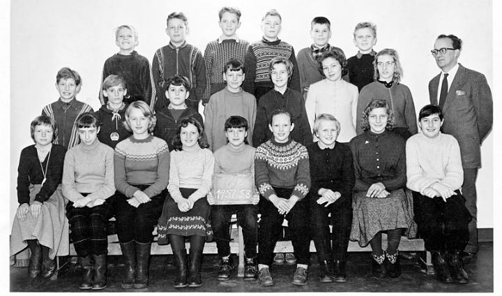 1957-58.jpg - Øverødskole 1957-58 Gladys i midten længst til højre.