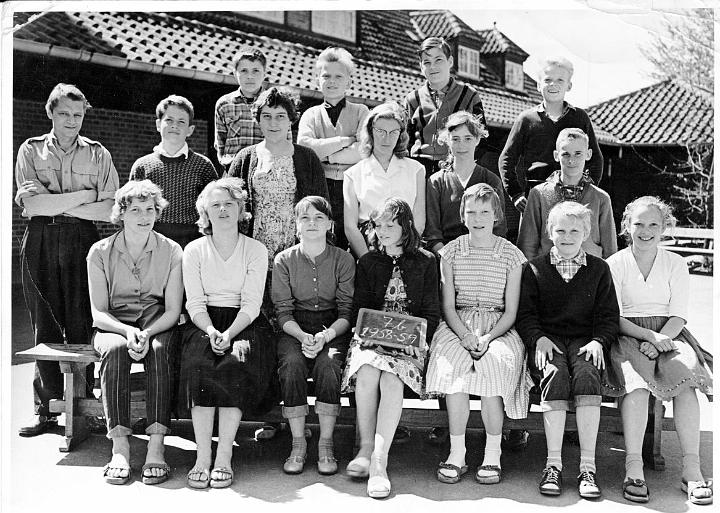 1958-59.jpg - Øverødskole 1958-59 Gladys i midten.