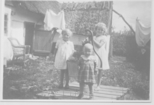 218.PNG - Rosager ved Præstø. Lissi, Bente og Gladys. Omkr. 1947