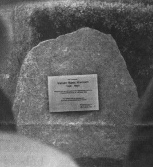 hansvaever1998.jpg - Mindesten for væver Hans Hansen afsløret ud for Nedermarken 3 ved Mern d. 4 okt.1998, det var her væveren virkede fra 1845 til sin død i 1867.