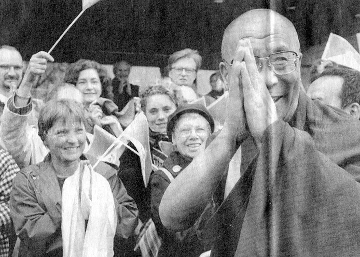image2-6.jpg - Det tibetanske overhoved Dalai Lama blev  modtaget af henved 500 københavnere foran Hotel Sheraton  12 Maj 1996 (Heddie er helt fortabt!)