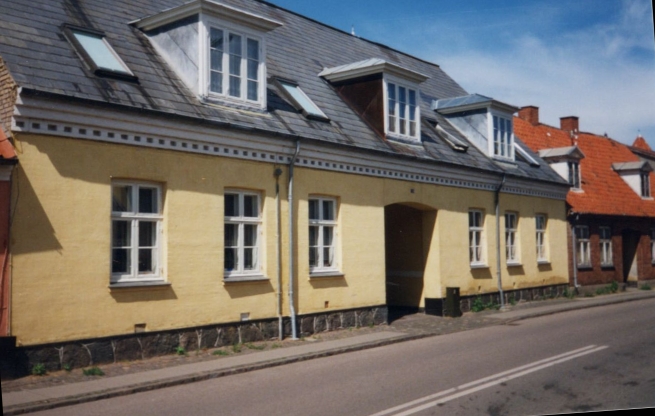 klosterly.jpg - Adelgade 119 ” Klosterly” forhus, sidehus og baghus ialt en 8-10 familier er fra 1882 og opført som fattighus, som afløser for et 1700-tals hus, der havde tjent det samme formål siden 1807.