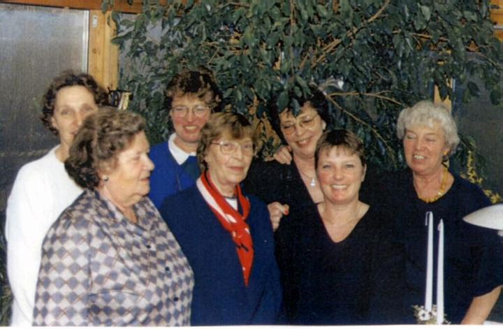 moster.jpg - Bente, Elri, Gladys, Birgit, Lissi, Hedie og Ella Omkr. 2000 på Østervang.