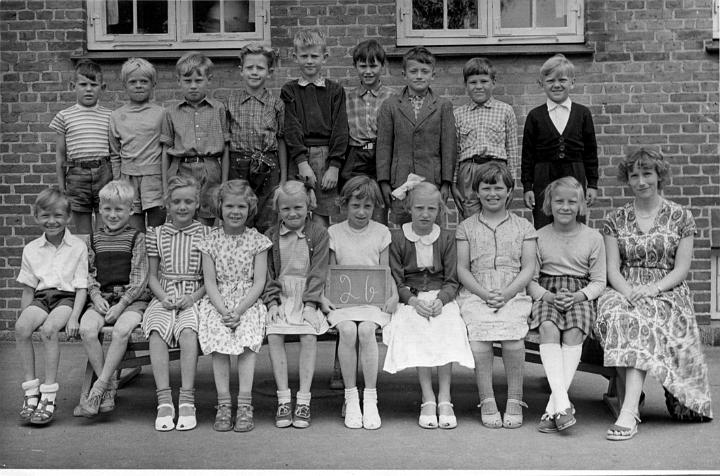 oeveroedskole1953.jpg - Øverødskole 1953 Gladys med den fine slyjfe.