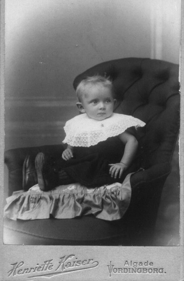 ukendt-1b.jpg - Ukendt 1b. (sammen fotograf og periode som ukendt 1a.)(det kunne være Gladys's morbroder Alfred født jan.1904 )