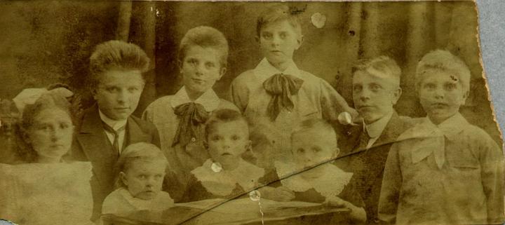 1909.jpg - Jenny, Kristian, Sigvald, Carl, Lauritz, Aage - Klara, Viggo og Werner.- 1909 (Gunnar er ikke født)