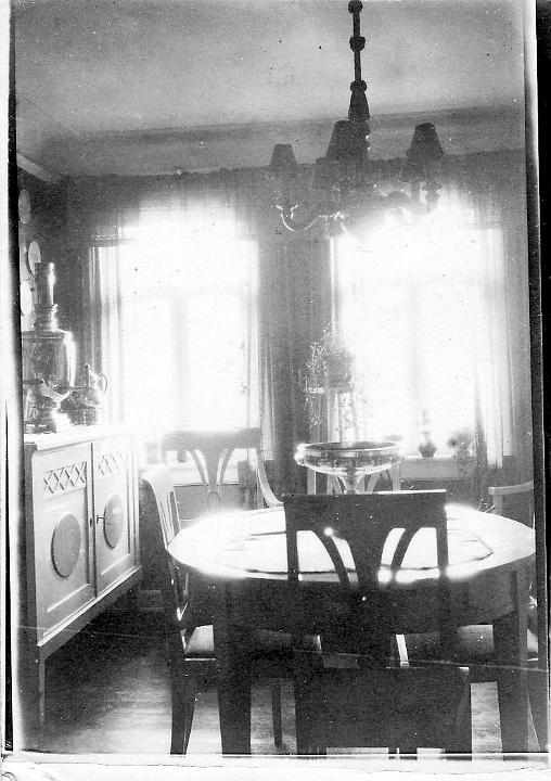 anhansen1.jpg - Mine forældre boede A.N.Hansens Alle 15 Hellerup i tiden 1930 til 1932.Her er det den hvide spisestue med kobberkander på skænken.
