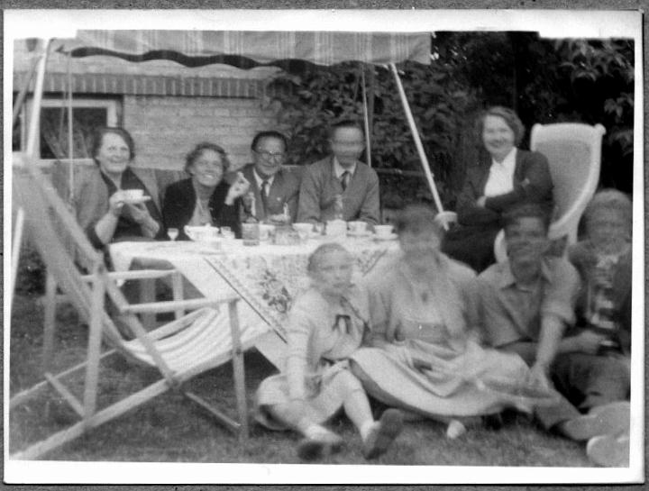 haven-ca1959.jpg - Østervang   Olga, Else, Gunnar, Viggo ,Astrid  -  Anne-Marie, Ellen. Niels og Ebbe. Omkr 1958