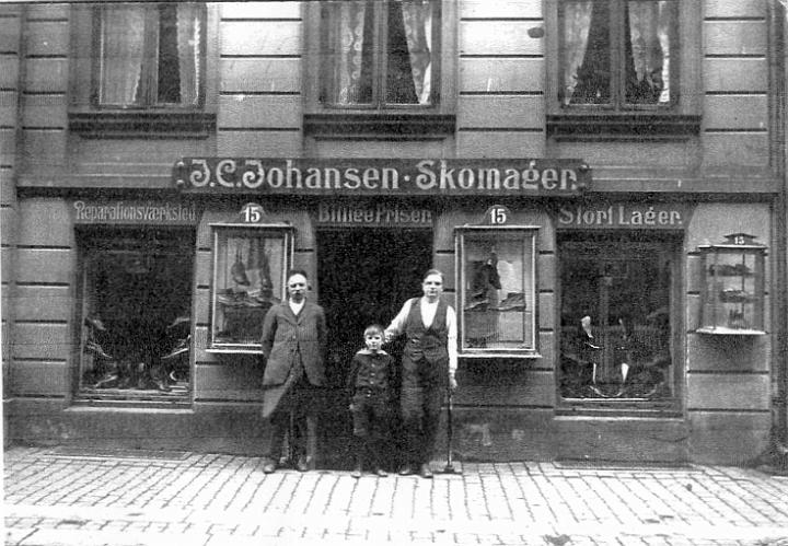 olesuhrsgade15.jpg - Min farfars forretning, Ole Suhrsgade 15  J.C. Johansen, Aage og Gunnar ca. 1918.