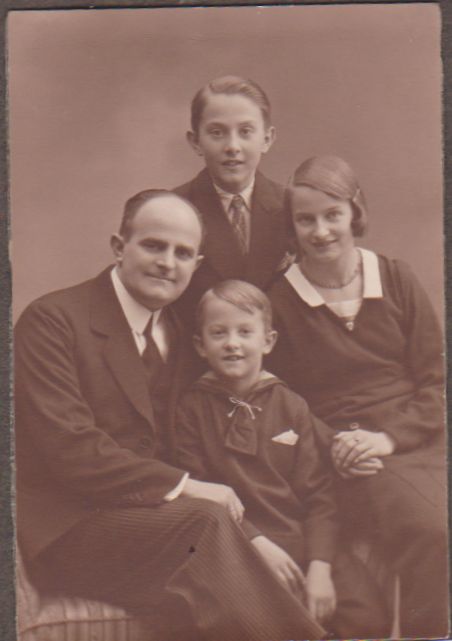 sigvald-1.jpg - Onkel Sigval og Ane Marie, Davig og Ruben ca. 1935