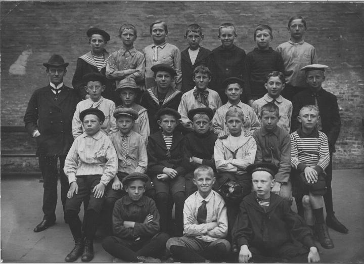 skole1912.jpg - Carl (minfar) øverste række til venstre. Omkr. 1912