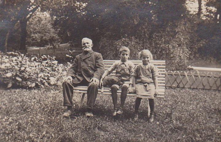 ubekendt-11.jpg -  På bænken i haven sidder Laurits Nielsen (min farmor`s far) og hans børnebørn  Frede 1909- og Ebba.     Aldumgaard,  Nørre Aldum, Stenderep .ca. 1920