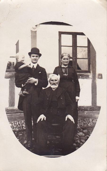 ukendt-3.jpg - Laurits Nielsen (min farmor`s far) Tante Maren, Sigvald og Bitten på Aldumgaard ca. 1921.