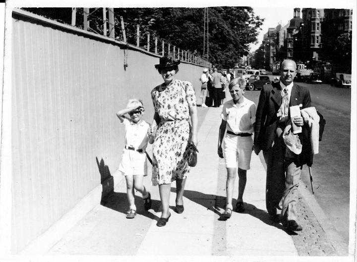 zoo-1948.jpg - Familie Johansen på vej til Zoologisk have ca 1948 (taget af en kanonfotograf.)