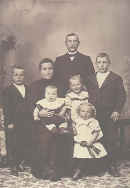 57.PNG - Familien Pedersen Omkr. 1907Hans Pedersen - Hans, Ane Marie, Ingeborg, Peder - Karl, Dagmar