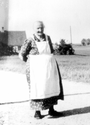 farmor-1.jpg - Ane Marie Pedersen   Ebbeskov Fakse. Omkr. 1950    Fotograferet foran Ebbeskov huset. (i dag Holteskovvej 18 )