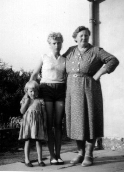 image0-2.jpg - Heddie, Birgit og Karen (Enke efter farbroder Harald) Omkr. 1960