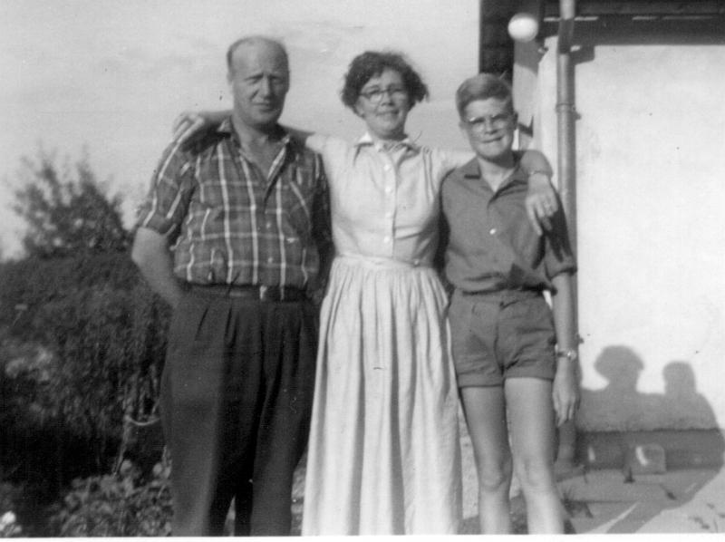 image0.jpg - Harry, Ingeborg og Dan ca. 1960 fotograferet på Vejdammen.