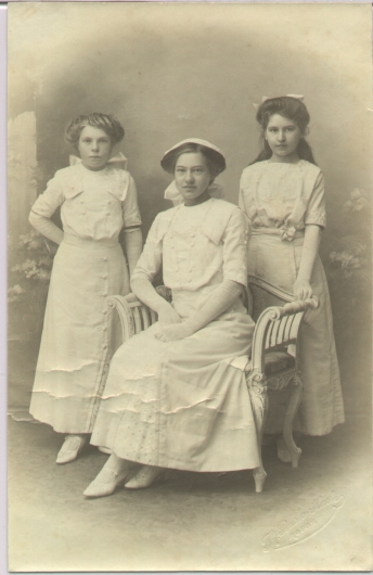 astrid.jpg - Astrid som konfirmant i mitten med veninder 5. Okt. 1913 i Nebbelunde Kirke.