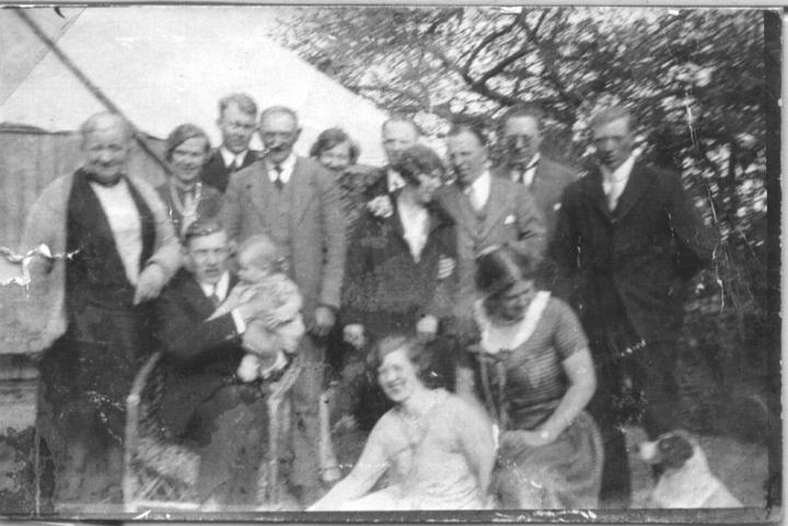 bryllup-1.jpg - Christine, Olga ?, Poul, Hans, Astrid, Carl, Lauritz's kone  Matha, Carl's broder Lauritz, Georg ?, Viktor - Ejgil, Kai, Rosa,  Henny. 18Maj 1929