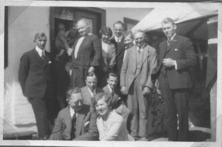 bryllup-2.jpg - Ejgil, Kai, Olga, Christine, Martha ,Carl, Astrid, Hans, Poul - Laurit , Gunnar, - Georg , Rosa.   18 Maj 1929