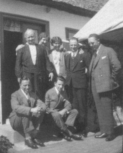 bryllup-3.jpg - Christine, _ ? _, Astrid, Carl, Georg ,  - Carl's broder Lauritz,  Carl's broderGunnar .   18 Maj 1929