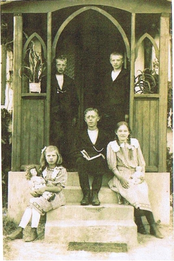 danielsen-4x.jpg - Ejgil, Viktor - Rosa, Georg og Astrid. Omkr. 1912