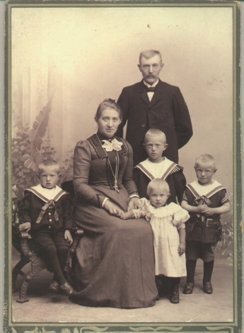 danielsen.jpg - Ejgild, Christine Danielsen, Hans Danielsen, Georg, Victor, Astrid.Omkr. 1902
