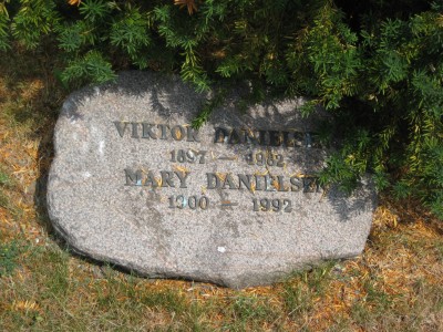 halsted194.jpg - Viktor Danielsen 1897-1982     Mary Danielsen 1900-1992. Halsted kirkegård.
