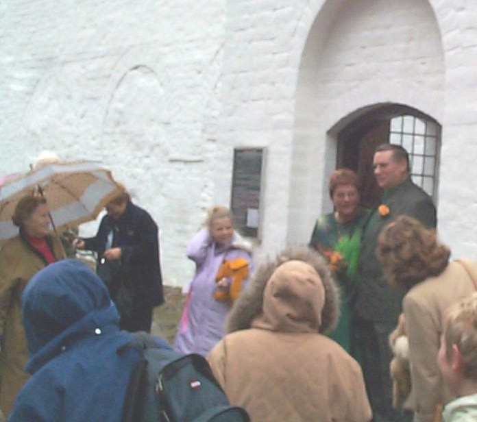 karin-carsten-2.jpg - Karin og Carsten's bryllup 5. Okt. 2002 Asmind Kirke Viborg (Ester med Paraply.)