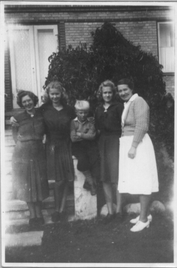 rosa-lis-ebbe-ruth-astrid.jpg - Rosa, Lis, Ebbe, Ruth og Astrig    På Østervang Omkr. 1950