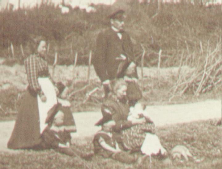 smedie3.jpg - Tjenestepige, Astrid, Eigil, Hans Danielsen, Georg, Christine Danielsen, Wictor og  Rosa .  Omkr 1902
