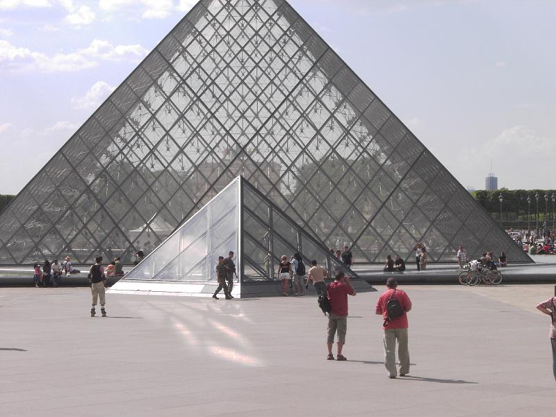 PICT1609.JPG - Glaspyramiden ved Louvre.