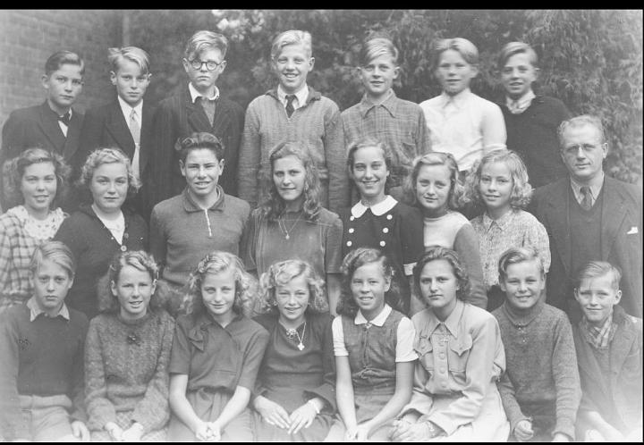 georg-1947.jpg - Bagsværd Skole 3. Fm. 1947-48. Bageste række fra venstre: Kell Høgh Sørensen, Ernst Jacobsen, Holger Larsen, Niels Mikkelsen, Torben Kur, Bent Arup,-- Georg Johansen--. Midterste række fra venstre: Lillian Sylvester Jensen, Anni ? Nissen, Tom Aistrup, Jeanette Kollen, Anna Hansen, Sigge Andersen, Anni ?. Forrest fra venstre: Hans Jørgen Bach Jensen, Jytte Bruun, Nina Sørensen, Else Kieltoff, Lis Petersen, Anne Lise Glatrup, Erling Petersen, Knud Erik Larsen. 
