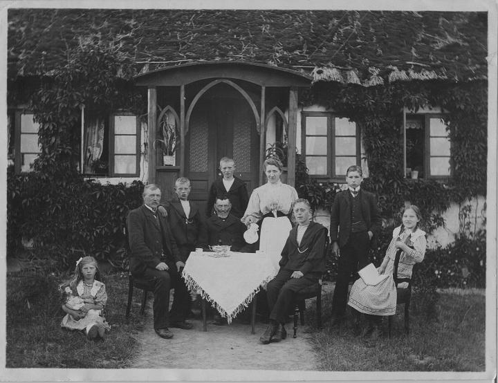 danielsen1912.jpg - Rosa, Hans Danielsen, Eigil, Mads Danielsen, Victor, Christine Danielsen, Georg, smedelærling og Astrid.   Omkr. 1912