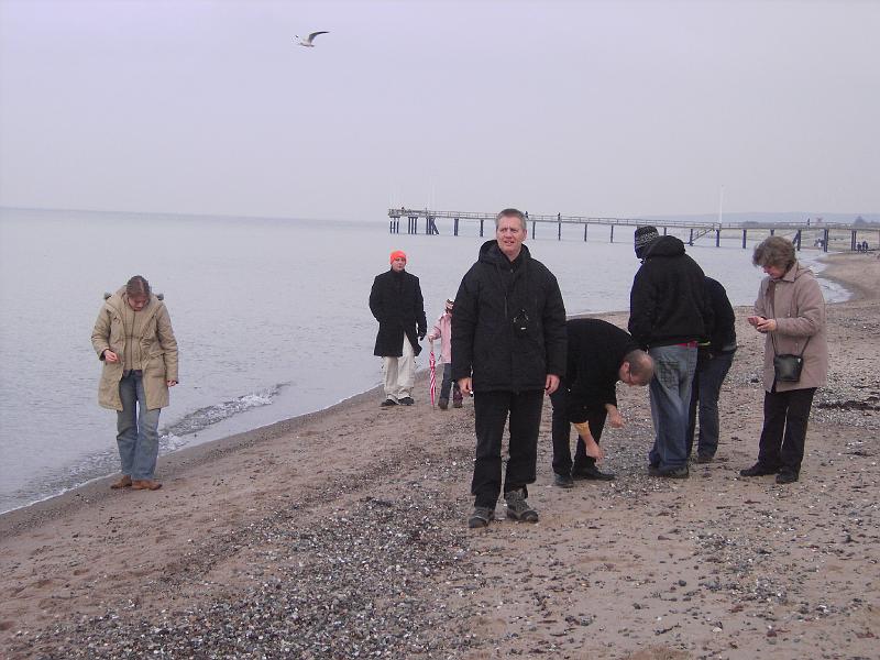 PICT1560.JPG - På stranden.   Anne fandt en klump rav så alle har bukket hoved.